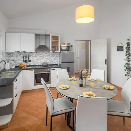 Villa Belvedere For 6 People Near Porec With Sea View And Pet Friendly Montizana